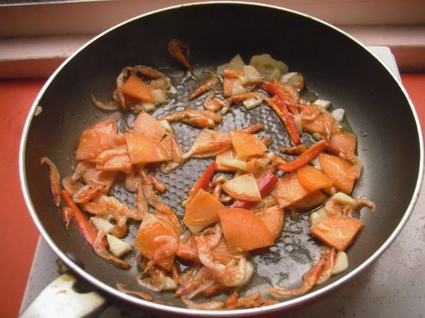 再用鍋鏟稍微拌炒