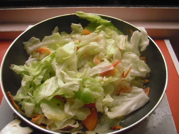 接著放入高麗菜大火快炒，加入鹽巴調味即可喔!