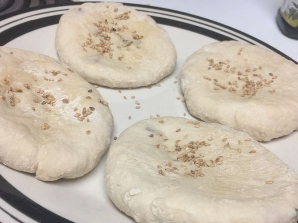 豬絞肉那盤我放芝麻，另一盤牛絞肉不放芝麻