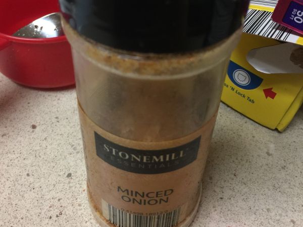 這不是最後步驟喔！步驟五就完成了。住美國的朋友看過來，洋蔥脆片（Miced Onion）介紹，類似油蔥酥，一般美國超市即可買到，這次是用來加入牛絞肉裡。（其他肉類料理也可以使用，油蔥酥的概念，只是沒有油蔥酥那麼香。）