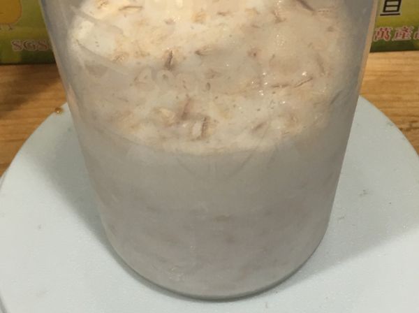 前一晚，將牛奶加入燕麥片放到冰箱。
浸泡一晚後，燕麥片會軟化。