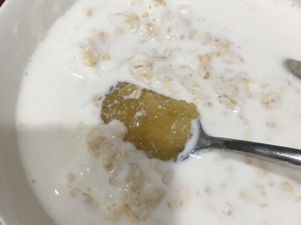 食用前加入希臘優格，攪拌均勻。
因為是懶人餐，所以不用果汁機打碎（懶得洗果汁機）
食用前加入一湯匙蜂蜜調味即可。