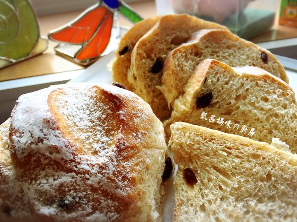 香噴噴出爐。綿密、柔軟的麵包，頗受家人喜愛。