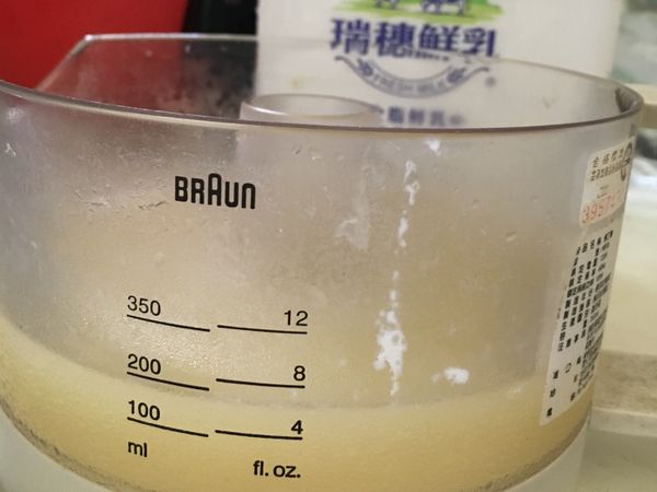 先把鮮奶與動鮮倒入鍋中，檸檬汁擠好備用。