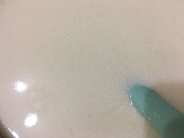 加入檸檬汁後會油水分離，是正常的，繼續攪拌繼續分次加入檸檬汁後關火，靜置1個小時後用豆漿袋及篩網過濾。
（千萬別煮到沸騰哦，這樣會失敗）