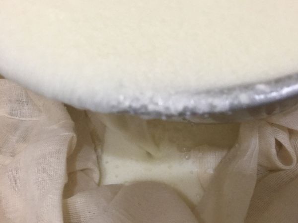 過濾乳清與乳酪，慢慢倒哦～