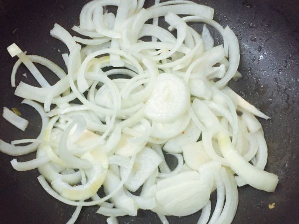 平底鍋放入少許油，將洋蔥放入爆香