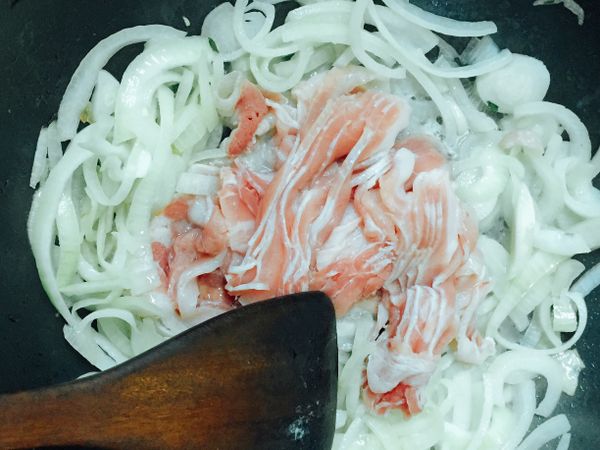 待洋蔥軟化後，放入肉片拌炒