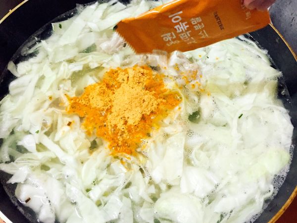 加入高麗菜後加入適量水及泡年糕附的調味料