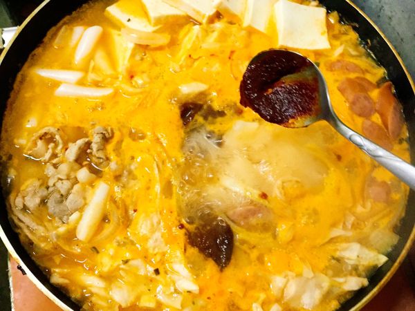 水滾後加入泡菜及韓國辣椒醬