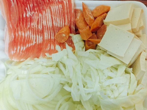 洋蔥、高麗菜切絲，德式香腸切段，百頁豆腐切片備用