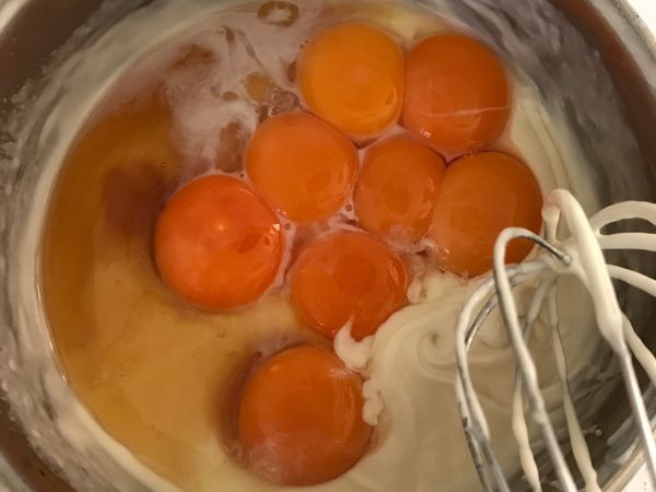 麵糊部份......加入蛋黃+蜂蜜...攪拌均勻..