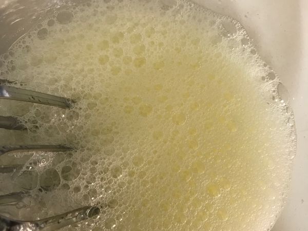 蛋白部份....蛋白(用電動攪拌器)打出一點粗泡...在加入第一次糖,糖分3次加入