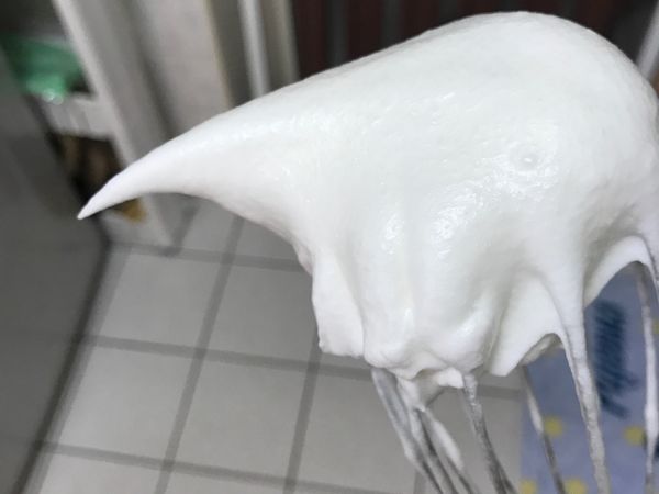 蛋白部份....打到...直到蛋白呈現濕性發泡為止..有個小彎勾..約8分..蛋白..不要打硬..才不會捲時裂(有個小彎勾)