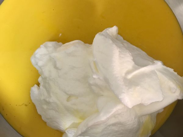 蛋白與蛋黃糊結合........打發蛋白取1/3拌入蛋奶糊中.輕輕攪拌.但別過度攪(因為比重的不同.所以一定要3分之一先跟蛋黃糊攪拌)