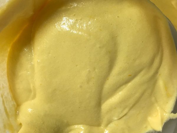 蛋白與蛋奶黃糊結合.......再把剛剛攪拌好的全部跟3/2的蛋白做結合...輕輕攪拌..(不要過度攪拌.也部要攪拌過久.會消泡) ...在烤盤上餔上烘培布或是白報紙,蛋糕抹平...用上火230下火120烤10分,再用..上火190下火120烤25分（下層）