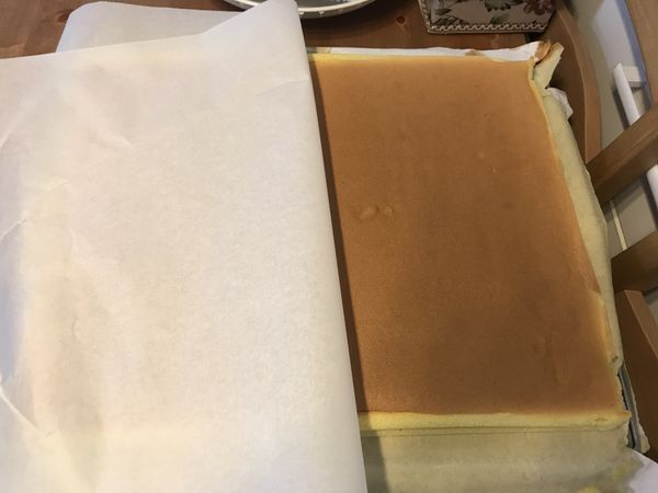 出爐後...烤盤約15公分往下放.敲一下..(讓熱氣出來.比較不會消風)馬上拿出...轉過來....把底部的紙撕開四個邊邊,要架高約10公分以上,,不要讓蛋糕貼在桌上,這樣有熱氣會有水氣,過5之10分鐘後撕開底部,再轉回來