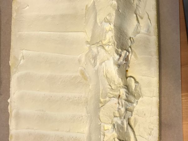 鮮奶油(建議我底部是隔著冰水,這樣鮮奶油比較好打發,打到像蛋白得10分發,就不要再打了才不會油水分離),抹上鮮奶油,在面向自己捲得地方得先奶油抹上一個小山丘