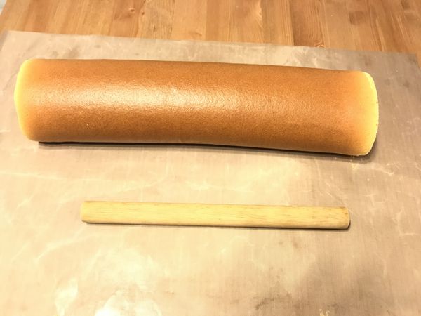 用擀麵棍捲上,冰冷凍約30分,冷藏約1小時