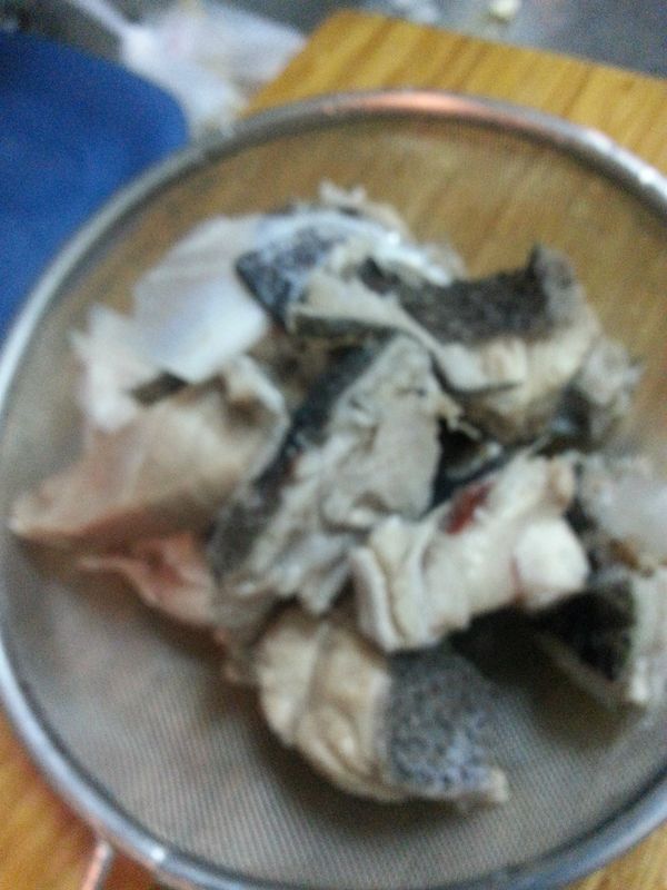 起一鍋水,水滾後放入魚頭,尾巴燙一下撈起備用,其他材料也備齊