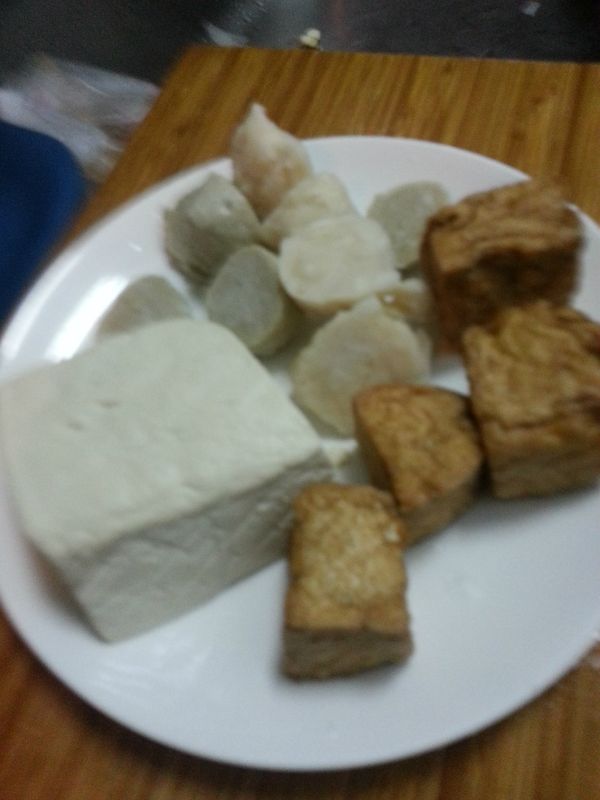 另起一鍋,熱油下薑,蔥白爆香,再下1料的魚拌一下,再嗆酒