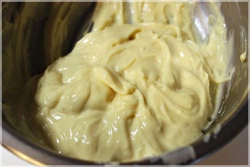 製作[卡士達醬]：
1. 持打蛋器，將蛋黃與砂糖拌勻，加入低筋麵粉拌勻。
2. 牛奶煮沸後，取1/3倒入蛋黃糊中拌勻，再倒回牛奶，以中火加熱，持續攪拌至卡士達醬輕盈滑順(約1分鐘)，熄火加入奶油拌勻。
3. 以保鮮膜緊貼覆蓋冷藏。使用前再次攪拌回復滑順的質地。