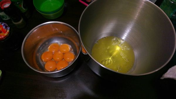 製做[平板蛋糕]：
1. 將蛋白與蛋黃分離放在鍋中。
2. 蛋黃依序加入並拌勻：砂糖、油、牛奶、低粉。
3. 蛋白打發的同時加入砂糖，直到呈彎鉤狀。
4. 兩者混合後倒入鋪以白報紙的深盤，上火190下火170度烤約15分鐘。