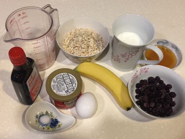 [乾料] 燕麥磨細或壓細成粉末狀，加入鹽巴及過篩的麵粉與泡打粉，拌勻。