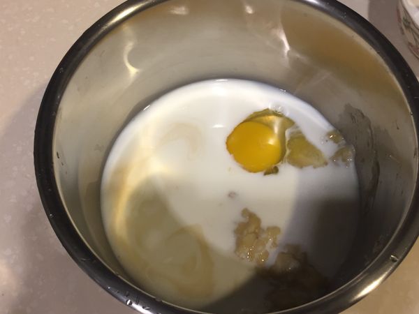 [濕料] 香蕉壓成泥，加入雞蛋、牛奶、蜂蜜及香草精拌勻。