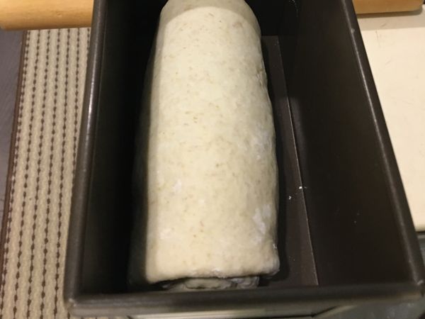 放入12兩的烤模-（製作的時候因為家裡的高筋麵粉不夠，所以我就沒有蓋上蓋）