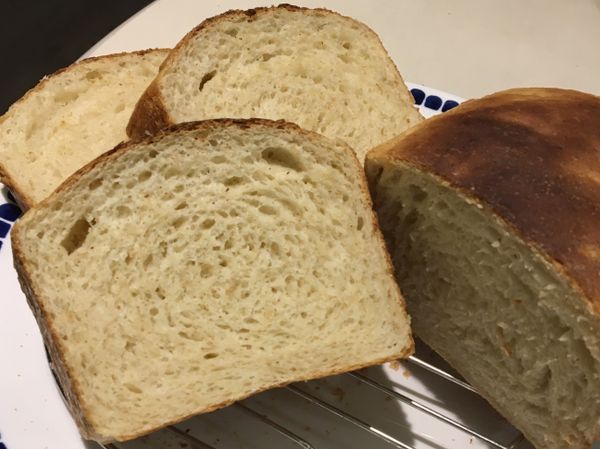 加了橄欖油，對身體比較沒有負擔，是一款有著淡淡風味值得細細咀嚼的好吃麵包😻😻😻