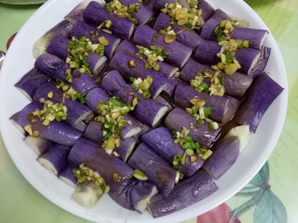 大火滾水後，把茄子切好，排列整理，放入蒸籠蒸15分鐘，淋上醬汁，美味的涼拌茄子，清爽又好吃