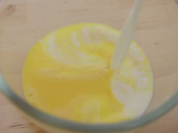 加入蛋攪拌均勻
（蛋最好先攪拌均勻再倒入）





圖片來源：https://youtu.be/IsJJxEm7oZw