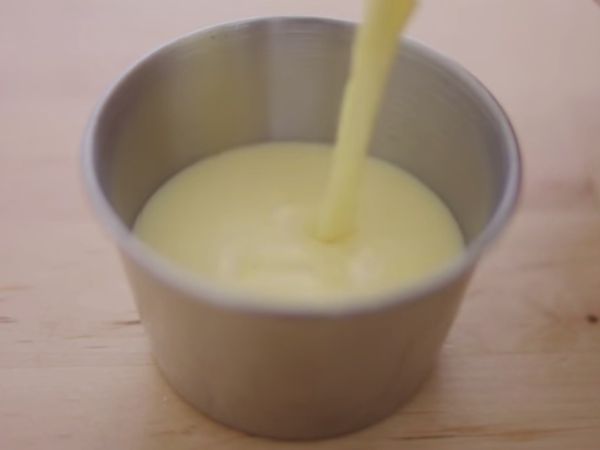 布丁液過篩後倒入模具





圖片來源：https://youtu.be/IsJJxEm7oZw