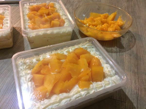 果醬與草莓換成優格與芒果，就變芒果蛋糕了。