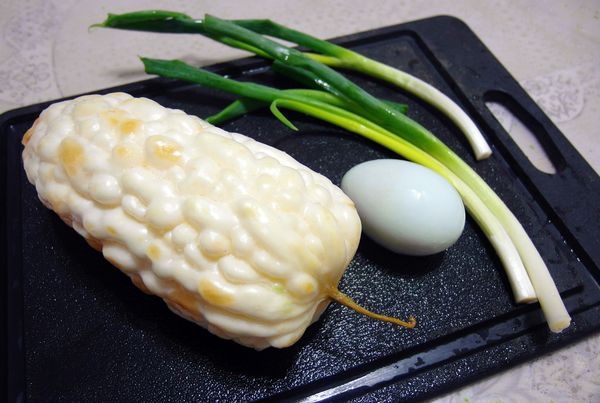 準備好苦瓜、鹹蛋、蔥段