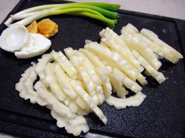 鹹蛋剝殼，苦瓜切片，蔥切成蔥花