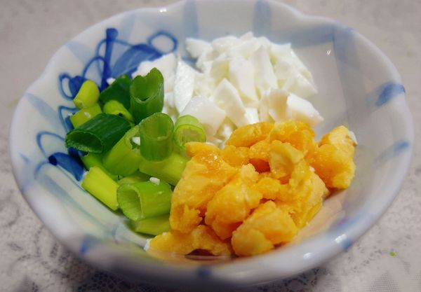 蛋白與蛋黃分開切碎(蛋黃盡量切碎一點)