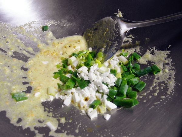 加入蛋白及蔥花