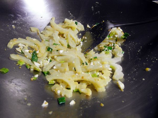 最候倒入苦瓜拌勻後，灑點鹽調味即完成了