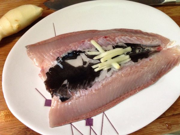 虱目魚肚稍洗擺上薑絲