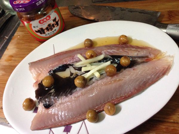 放上破布子(含汁)及薄鹽醬油