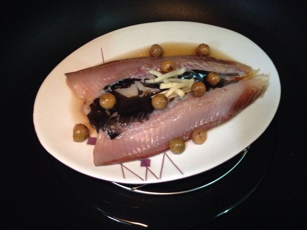 1.深炒鍋放入2杯米水杯及架子
2.開中大火蓋上鍋蓋