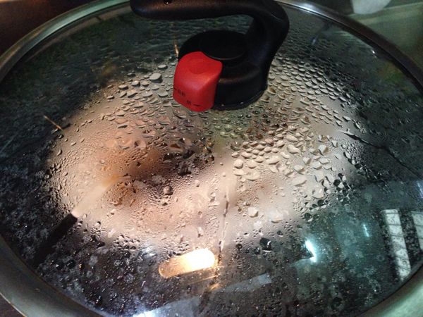 依魚肉厚度斟酌時間，透明鍋蓋方便看到魚的熟度