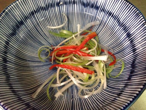 蔥絲及辣椒絲泡水備用