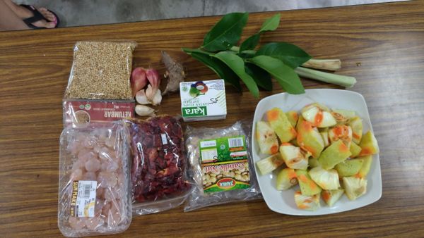 麵包果去皮切塊。