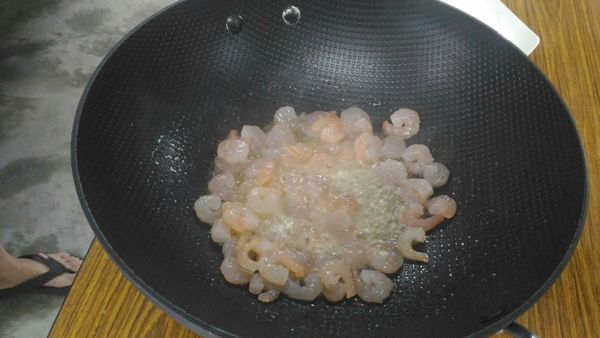 起油鍋爆香蝦仁。