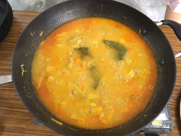 加入5杯的水大火煮至沸騰後慢火約10分鐘。