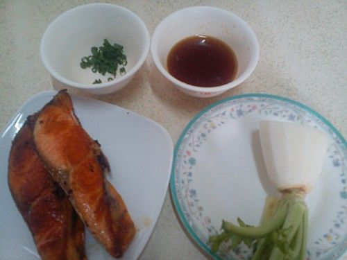 熱鍋加適量油將鮭魚兩面各煎約5分鍾(看鮭魚的厚度、大小)煎成金黃色，盛盤備用。