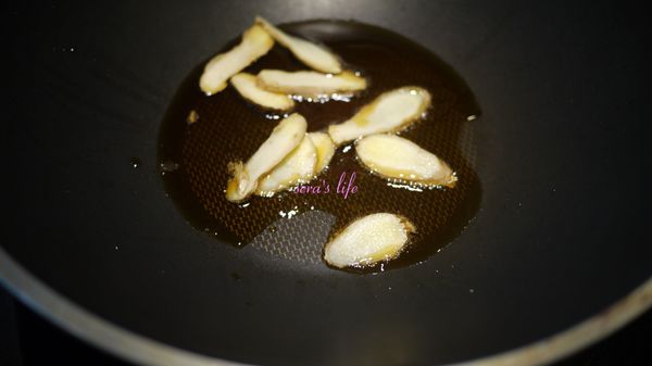 鍋中放入一大匙黑麻油小火煸香老薑片